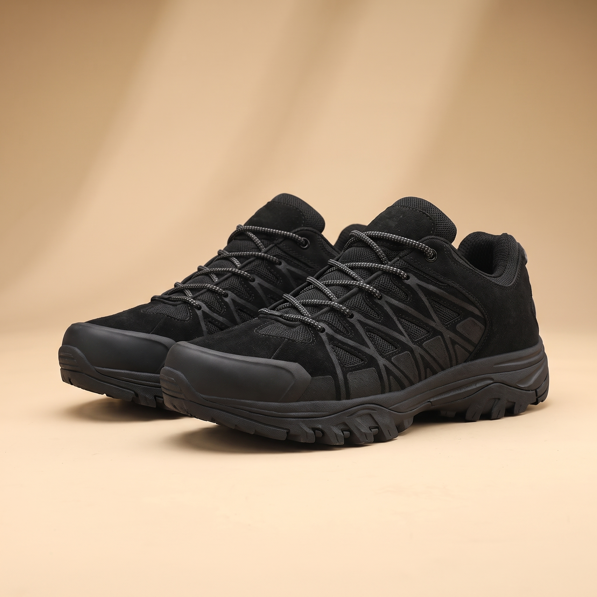 Cascade Breathable Hiking Shoes in Black